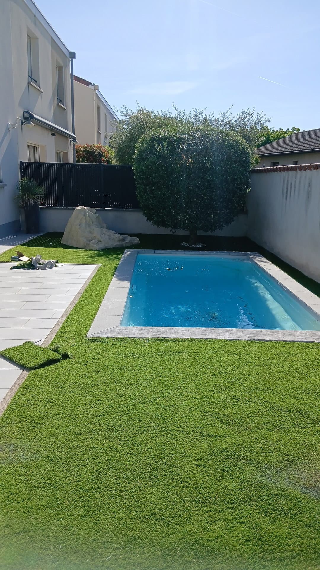 Jardin après travaux de paysagisme par Artisan Mousseau — pelouse nette et espace extérieur aménagé à Lyon