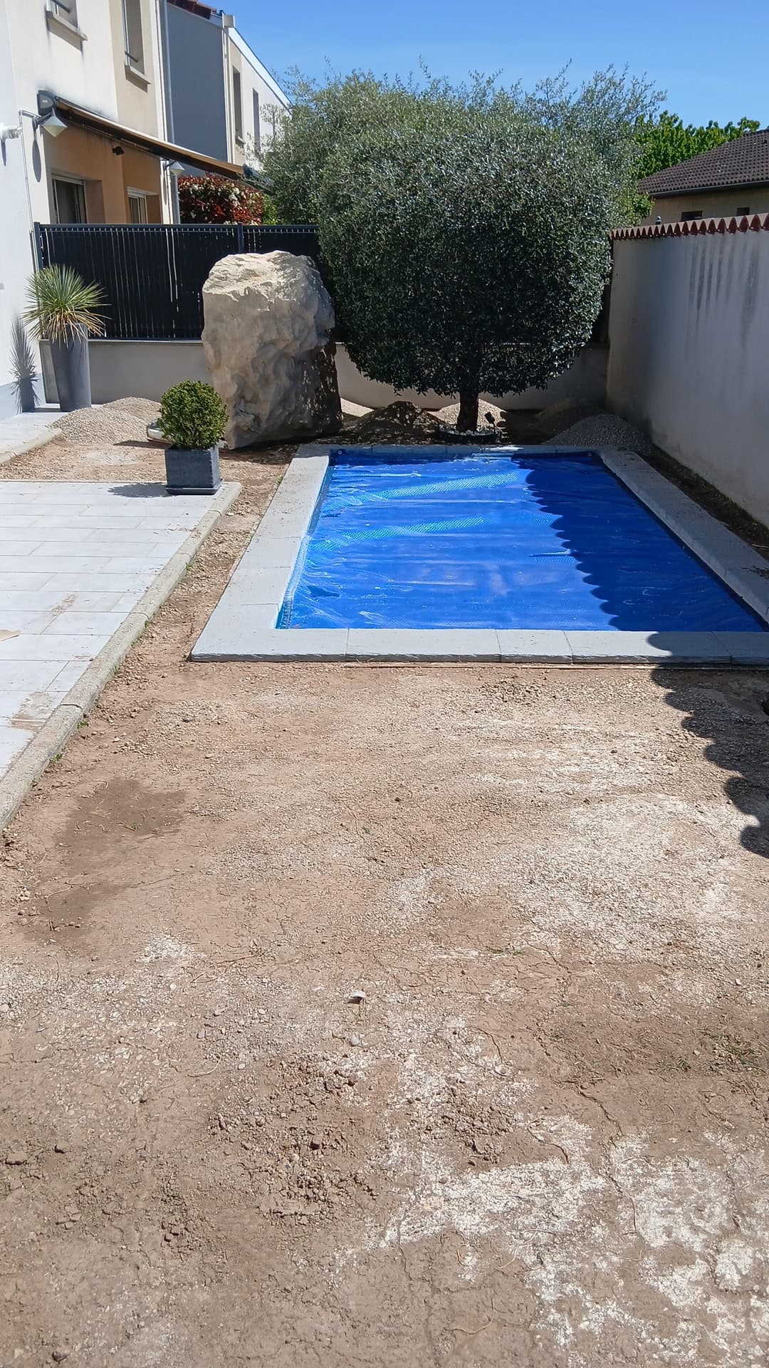 Jardin avant travaux de paysagisme — terrain en friche à remettre en état, zone Lyon