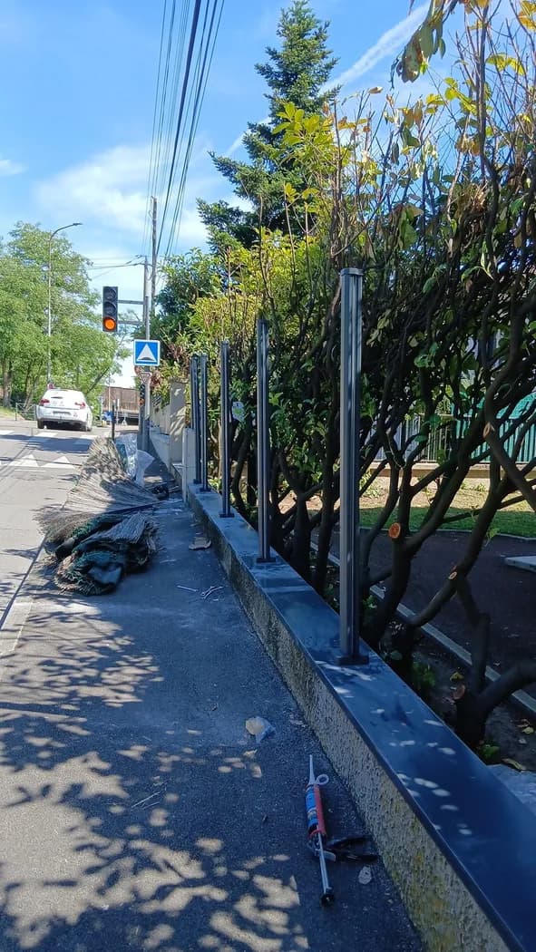 Installation et alignement des poteaux de clôture