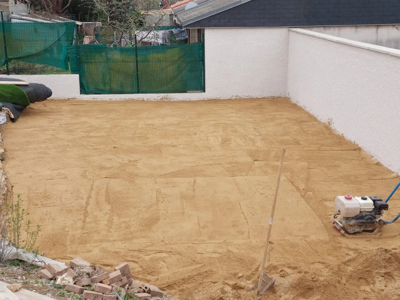 Compactage de la sous-couche avant gazon synthétique