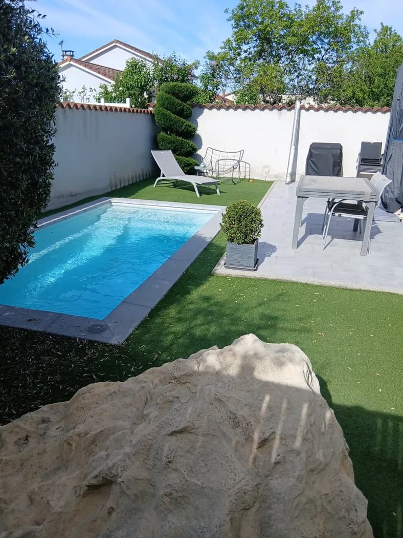 Gazon synthétique posé autour d’une piscine